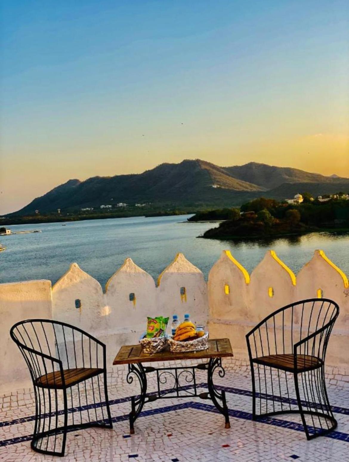 Vallabhgarh A Lake Facing Balcony Udaipur Luaran gambar